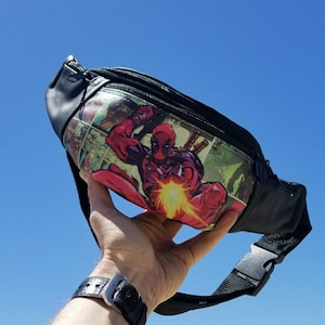 Pochete artesanal de couro genuíno Super Action Hero Design, crossbody, bolsa tipo estilingue, interior totalmente forrado com 5 bolsos com zíper.