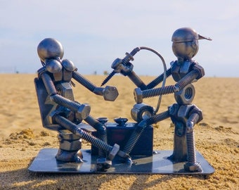 Sculpture en acier recyclé TATOO ARTIST inspirée de la statue d'art en métal faite à la main. Fabriquée à partir d'écrous, de boulons, de mèches et de pièces