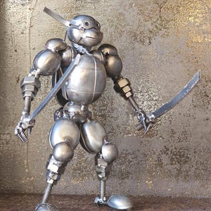 Handgjord Mutant Ninja Turtle-inspirerad konststaty i återvunnen metall, skrotskulptur. Unika presenter, gjord av muttrar, bultar, bitar och delar.