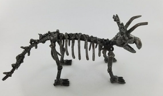 リサイクルされた金属製トリケラトプスのアート像、手溶接された鉄