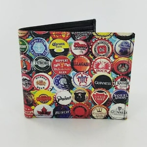 本物のハンドメイドレザービールボトルウォレット。ユニークな二つ折りウォレット。全面レーザープリント。