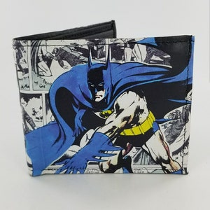Cartera plegable de cuero de superhéroe, cartera de cómic de héroe de acción, cartera para hombre genuina, hecha a mano y personalizada. Totalmente impresa con láser.