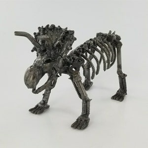 Triceratops Kunststatue aus recyceltem Metall, handgeschweißte Stahlschrott-Skulptur, Dinosaurier-inspiriert