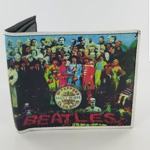 Cartera de cuero hecha a mano, Sgt Peppers álbum portada inspirado Bifold Custom Wallet.Fully Laserprinted, regalos de novio