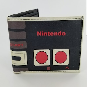 Portefeuille inspiré d'une console de jeux vidéo à deux volets en cuir fabriqué à la main. Cadeaux de Noël, entièrement imprimé au laser