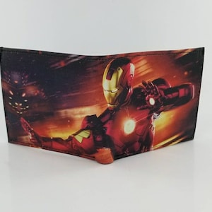 Cartera de cuero de superhéroe genuina hecha a mano, cartera plegable de películas y cómics. Regalos únicos. Totalmente impresa con láser.