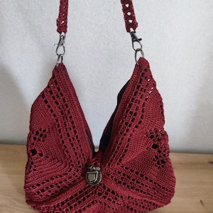 Triangle au crochet bordeaux | Sac à main convertible fait main | Sac fourre-tout Boho Hobo respectueux de l'environnement | Pochette artisanale unique | Cadeau pour elle