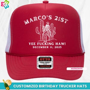 Puede incluir: Gorra de camionero roja y blanca con el texto "MARCO'S 21ST" y "YEE FUCKING HAW!" con un gr&aacute;fico de vaquero. La fecha "DECEMBER 11, 2025" tambi&eacute;n est&aacute; impresa en el sombrero. El sombrero es de estilo "TRUCKER".
