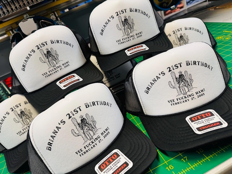 Gorra de camionero personalizada para cumpleaños, gorra de camionero personalizada para niño de 21 años, gorra de camionero personalizada para cumpleaños, gorra de camionero vintage con temática vaquera. imagen 3