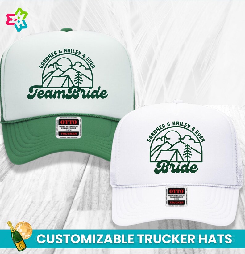 K&ouml;nnte beinhalten: Zwei wei&szlig;e Trucker-Caps mit gr&uuml;nem Text und Grafiken. Der Text auf den Caps lautet "GARDNER & HAILEY 4 EVER" und "Team Bride" und "Bride". Die Caps haben ein Netzr&uuml;cken und eine gr&uuml;ne Vorderseite.