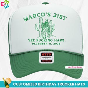 Puede incluir: Gorra de camionero verde y blanca con el texto "MARCO'S 21ST" y "YEE FUCKING HAW! DECEMBER 11, 2025". La gorra presenta un gr&aacute;fico de vaquero y la marca "OTTO". La parte inferior de la gorra es verde.