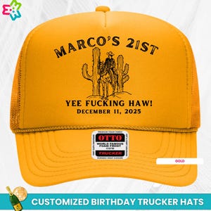 Puede incluir: Gorra de camionero dorada con parte trasera de malla y visera curva. La parte delantera de la gorra presenta el texto "MARCO'S 21ST" sobre una ilustraci&oacute;n de un vaquero a caballo, con el texto "YEE FUCKING HAW! DECEMBER 11, 2025" debajo.