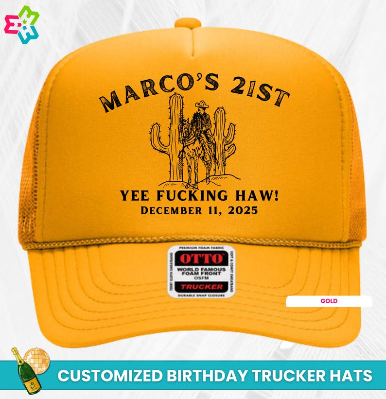 Puede incluir: Gorra de camionero dorada con parte trasera de malla y visera curva. La parte delantera de la gorra presenta el texto "MARCO'S 21ST" sobre una ilustraci&oacute;n de un vaquero a caballo, con el texto "YEE FUCKING HAW! DECEMBER 11, 2025" debajo.