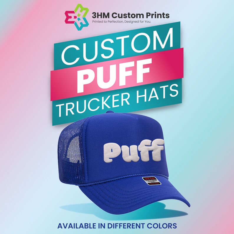 Op de afbeelding: Een koningsblauwe truckerpet met het woord "Puff" in witte 3D-puff-borduursel op het voorpaneel. De pet heeft een mesh achterkant, een gebogen klep en een kleine zwart-rode sticker op de klep. Tekst bovenaan: 3HM Custom Prints en CUSTOM PUFF TRUCKER HATS.