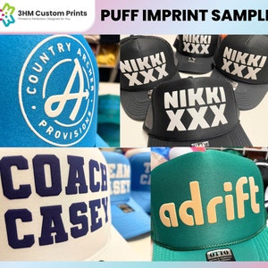 Op de afbeelding: Een collage van trucker caps met diverse puff-print ontwerpen. De petten tonen teksten zoals Country Archer Provisions, NIKKI XXX, COACH CASEY en adrift in verschillende kleuren en lettertypes. Het merk 3HM Custom Prints is zichtbaar.