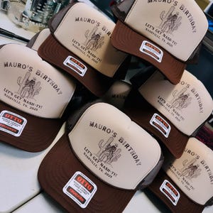 Gorra de camionero personalizada para cumpleaños, gorra de camionero personalizada para niño de 21 años, gorra de camionero personalizada para cumpleaños, gorra de camionero vintage con temática vaquera. imagen 2