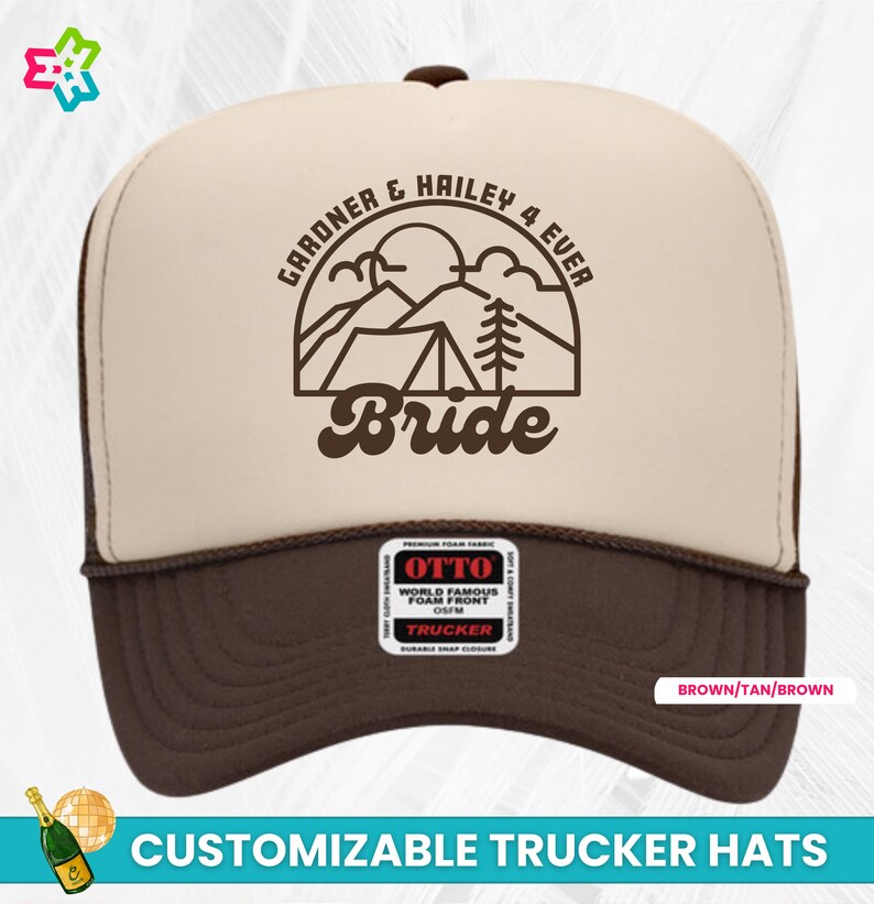 K&ouml;nnte beinhalten: Ein beige-brauner Trucker-Hut mit einer braunen Umrandung einer Bergszene und einem Zelt. Der Text "GARDNER & HAILEY 4 EVER" befindet sich &uuml;ber der Szene und das Wort "Bride" unter der Szene. Der Hut hat ein braunes Netzr&uuml;cken und einen braunen Druckknopfverschluss.