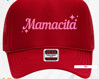 Op de afbeelding: Rode truckercap met een roze glitterontwerp met de tekst "Mamacita". De pet heeft een mesh achterkant en een zwart label met de tekst "Otto World Famous Foam Front Trucker".