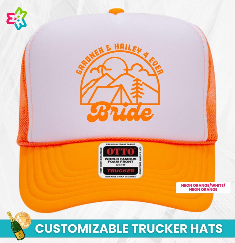 K&ouml;nnte beinhalten: Ein wei&szlig;er und neonoranger Trucker-Hut mit einer schwarzen und orangen Grafik von Bergen, einem Zelt und einer Kiefer. Der Text "GARDNER & HAILEY 4 EVER" und "Bride" ist auf dem Hut aufgedruckt. Der Hut hat einen Druckknopfverschluss und wird von OTTO hergestellt.