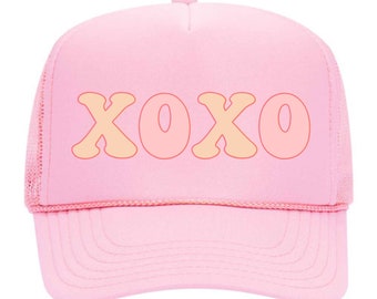 Casquette trucker XOXO pour la Saint-Valentin, casquette trucker xoxo, casquette trucker pour la Saint-Valentin, idée tenue coiffure pour la Saint-Valentin, joli chapeau Xoxo rose fête la Saint-Valentin