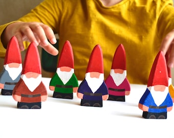 Ensemble de nains en bois peints, jouets pour enfants d'âge préscolaire inspirés de Waldorf et Montessori