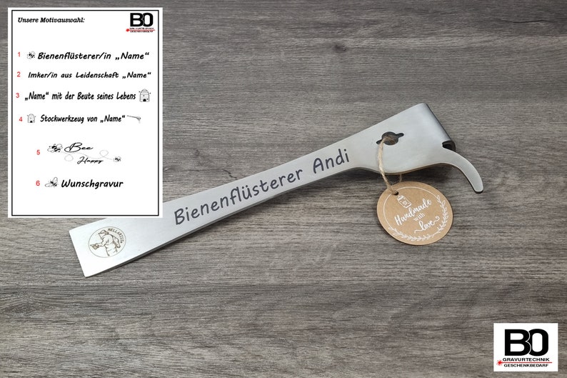 May include: A stainless steel beekeeping hive tool with the text "Bienenfl&uuml;sterer Andi" engraved on the handle. A small, round tag with "Handmade with love" is attached. A selection of engraving options is shown in the upper left.