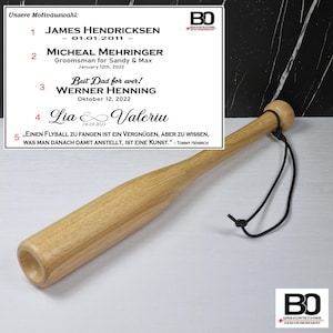 Könnte beinhalten: Ein Baseballschläger aus hellem Holz mit einer schwarzen Schnur. Der Schläger hat eine glatte Oberfläche. Das Bild enthält Text mit Namen, Daten und einem deutschen Zitat. Der Schläger ist etwa 76 cm lang.