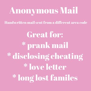 Peut inclure: Fond rose avec texte blanc "Anonymous Mail". Le texte en dessous indique "Courrier manuscrit envoyé depuis un autre indicatif régional". Autres textes: "prank mail", "disclosing cheating", "love letter", et "long lost families".