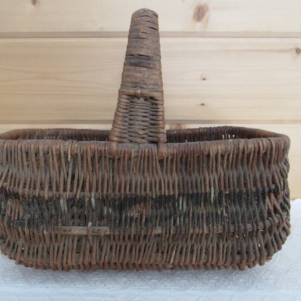 Vintage Gathering Basket, 11" x 7", Farmhouse Decor, Woven Basket with Original Paint