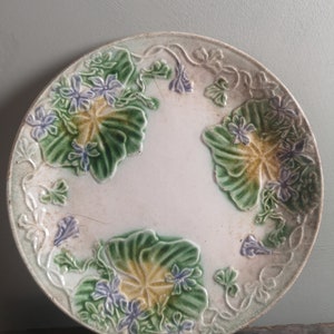 Assiette ancienne en faïence de France, majolique barbotine et violettes florales moulées en relief