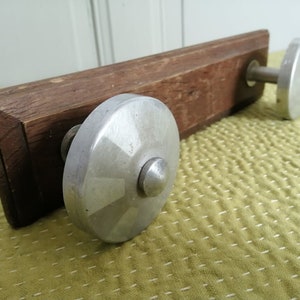Vintage französische Deco-Stil Knöpfe aus verchromtem Metall auf Holzwandregal