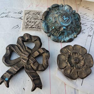 Antike Französisch Bronze gegossen und gepresste Messing Blume Rosette und Bogen Motiv Cache Clou oder Bild Nagel Abdeckungen Sammlung von drei