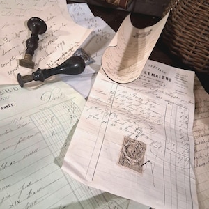 Fasci di documenti francesi antichi, documenti personali, ricevute, fatture ed elenchi per esposizione, creazione di diari e ritagli di carta