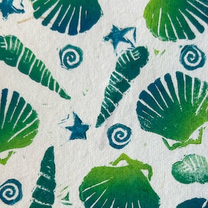 Postal de conchas marinas – Impresión de conchas marinas en linóleo a mano – Mini tarjeta artística costera – Ilustración inspirada en la playa