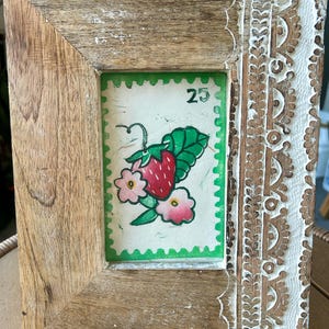 Carte postale aux fraises - encadrée, linogravure imprimée à la main - Mini carte d'art botanique - Illustration de fraises à la main