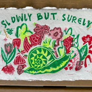 ゆっくりだけど確実にカタツムリのポストカード – 手刷りリノカット植物画 – モチベーションを高めるアートカード – 自然イラスト
