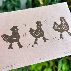 Carte postale linogravure imprimée à la main - Impression Nashville Hot Chicken in Boots - Art 4 x 6 sur papier rose - Art mural animaux de la ferme - Cadeau fait main