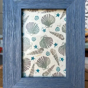 Postal enmarcada de conchas marinas (naranja o azul) – Impresión de conchas marinas en linóleo impresa a mano – Mini tarjeta artística costera – Ilustración inspirada en la playa