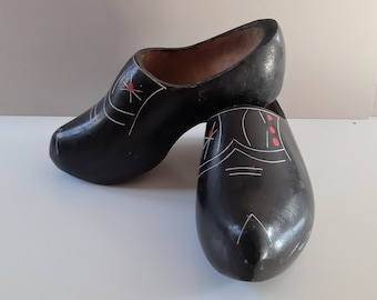Vintage Klompen/Träskor: Holländska par svarta handsnidade träträskor/skor