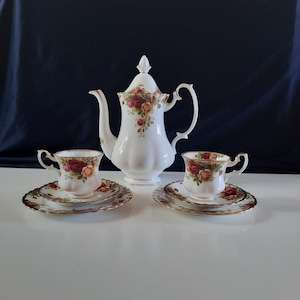 Vintage Royal Albert &#39;Old Country Roses&#39; Coffee Set -  Coffee Pot, 2 Side Plates, 2 Saucers, 2 Coffee Cups