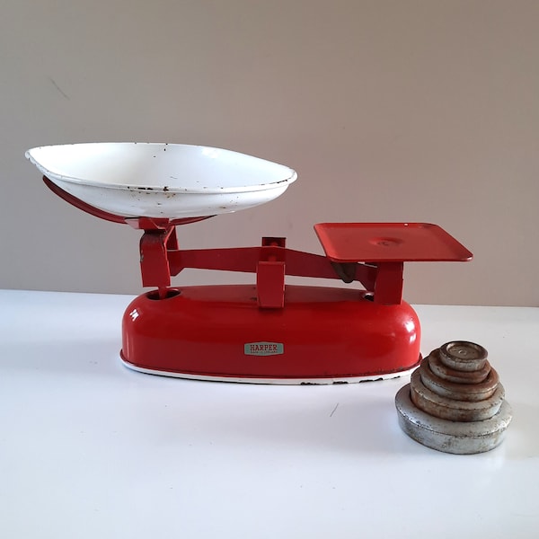 Vintage Red & White Harper Küchenwaage mit Schüssel und fünf Gewichten, 1950er Traditionelle Kichenalia