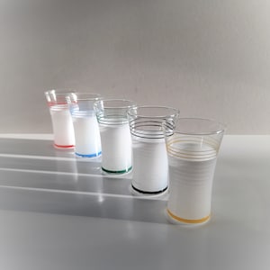 レトロなフレンチヴィンテージ シェリー/ポート/リキュールグラス 5 個セット (白と色付きバンド付き)