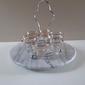 Vintage borrelglaasjes en standaard vintage sierlijke set vergulde borrelglaasjes in chromen standaard jaren 60 MCM