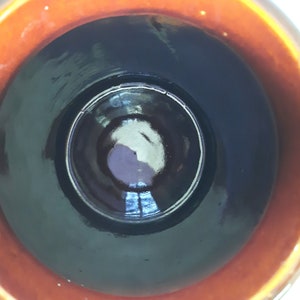 Peut inclure: L'int&eacute;rieur d'un pot en c&eacute;ramique brun avec un gla&ccedil;age bleu fonc&eacute;. Le pot a une finition lisse et brillante.