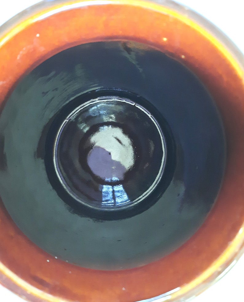 Peut inclure: L'int&eacute;rieur d'un pot en c&eacute;ramique brun avec un gla&ccedil;age bleu fonc&eacute;. Le pot a une finition lisse et brillante.