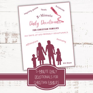 Puede incluir: Una portada de libro blanca con un resaltador rosa y una silueta de una familia de cuatro. El título del libro es "5-Minute Daily Devotionals for Christian Families". La portada también incluye el texto "365 Days of Kid-Friendly Devotionals".