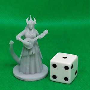 Weibliche Tiefling Barde mit Gitarre/Banjo - 3D gedruckte Miniatur für Tabletop Gaming