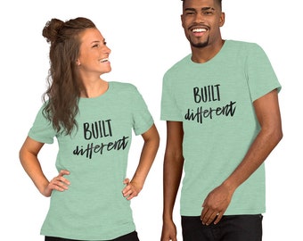 Construido diferente camiseta unisex de manga corta