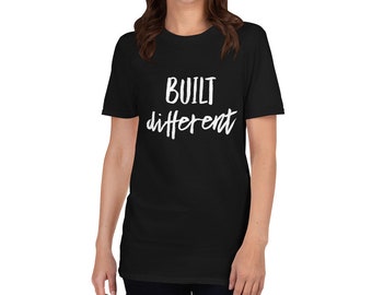 Construido diferente camiseta unisex de manga corta