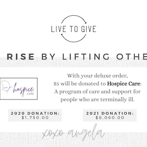 K&ouml;nnte beinhalten: Ein wei&szlig;er Hintergrund mit einem lila Schmetterlingslogo, auf dem "hospice care" steht. Der Text "Live to Give" befindet sich in einem Kreis mit einem Pfeil. Der Text "We Rise by Lifting Others" steht in gro&szlig;en Buchstaben. Der Text "Mit Ihrer Deluxe-Bestellung werden 5 &euro; an Hospice Care gespendet: Ein Programm f&uuml;r Pflege und Unterst&uuml;tzung f&uuml;r Menschen, die sich im Endstadium befinden." befindet sich unter dem Logo. Der Text "2020 Donation: 1.750,00 &euro;" befindet sich in einem Kasten. Der Text "2021 Donation: 8.060,00 &euro;" befindet sich in einem Kasten. Der Text "xoxo angela" befindet sich am unteren Rand des Bildes.
